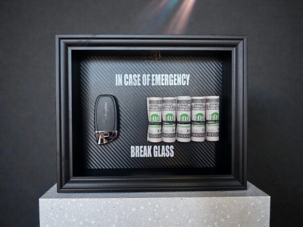 Lamborghini automobilio raktelis ir pinigai motyvaciniame paveiksle „Break Glass“ juodame rėme