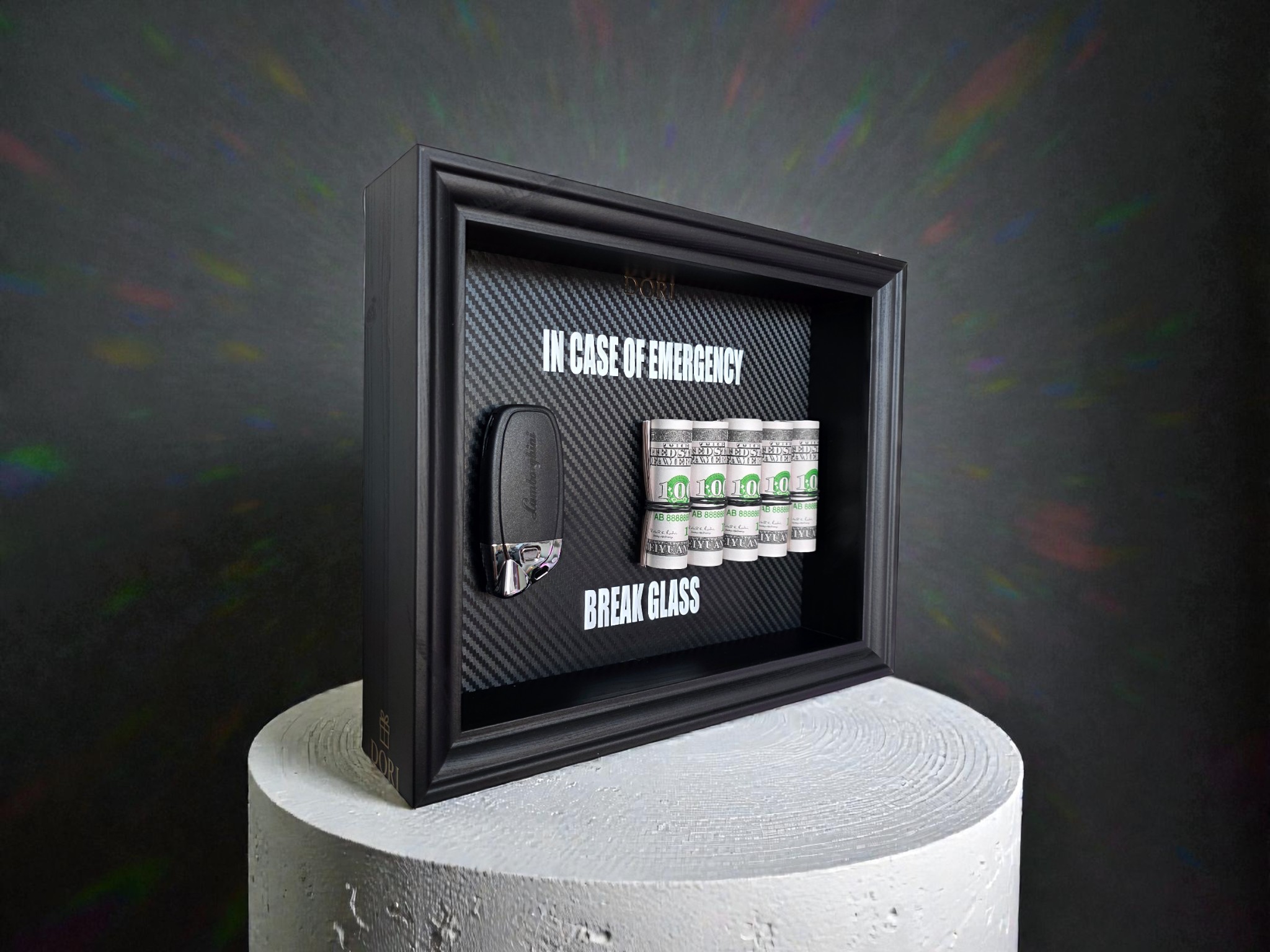 Lamborghini automobilio raktelis ir pinigai motyvaciniame paveiksle „Break Glass“ juodame rėme