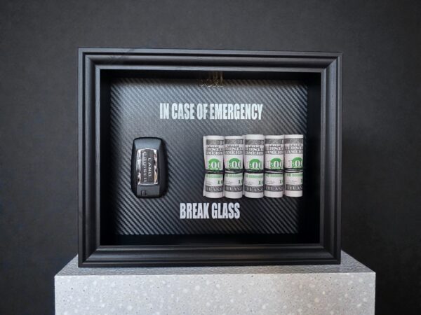 Toyota Land Cruiser BREAK GLASS paveikslas su automobilio raktu ir pinigų simbolika