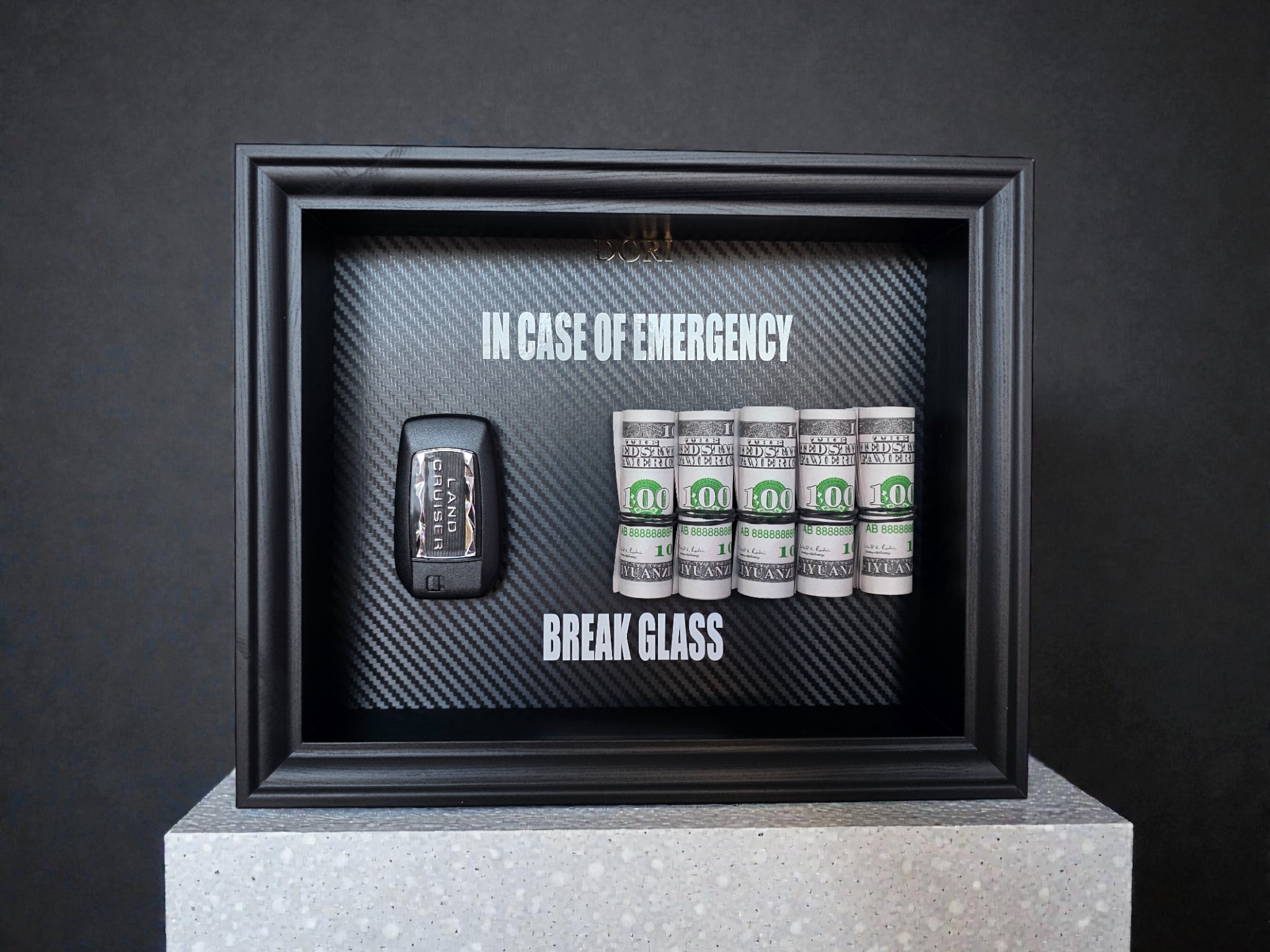 Toyota Land Cruiser BREAK GLASS paveikslas su automobilio raktu ir pinigų simbolika