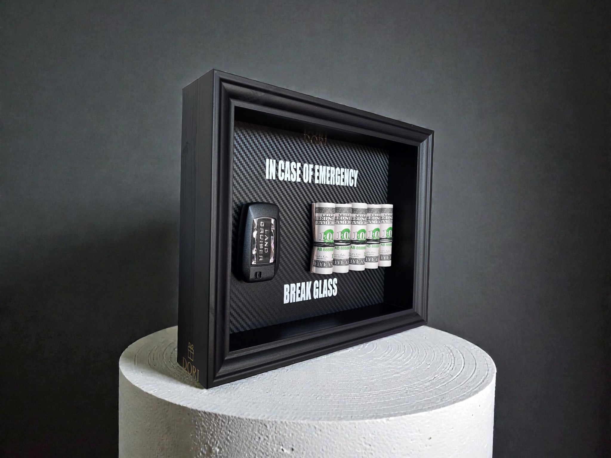 Toyota Land Cruiser BREAK GLASS paveikslas su automobilio raktu ir pinigų simbolika