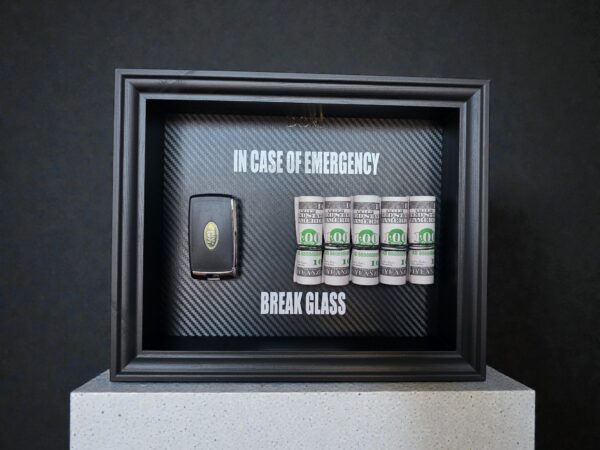 Land Rover BREAK GLASS paveikslas su automobilio raktu ir pinigų simbolika