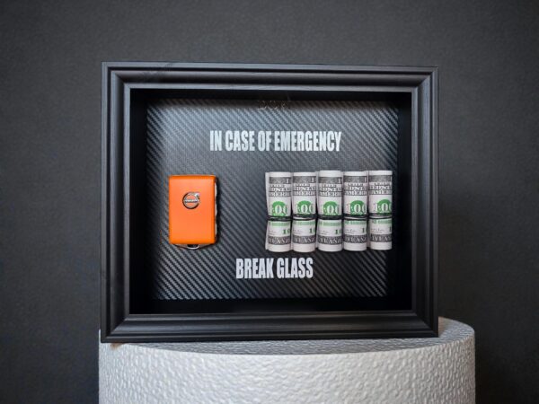 Volvo automobilio raktelio dekoratyvinis paveikslas „In Case of Emergency – Break Glass“