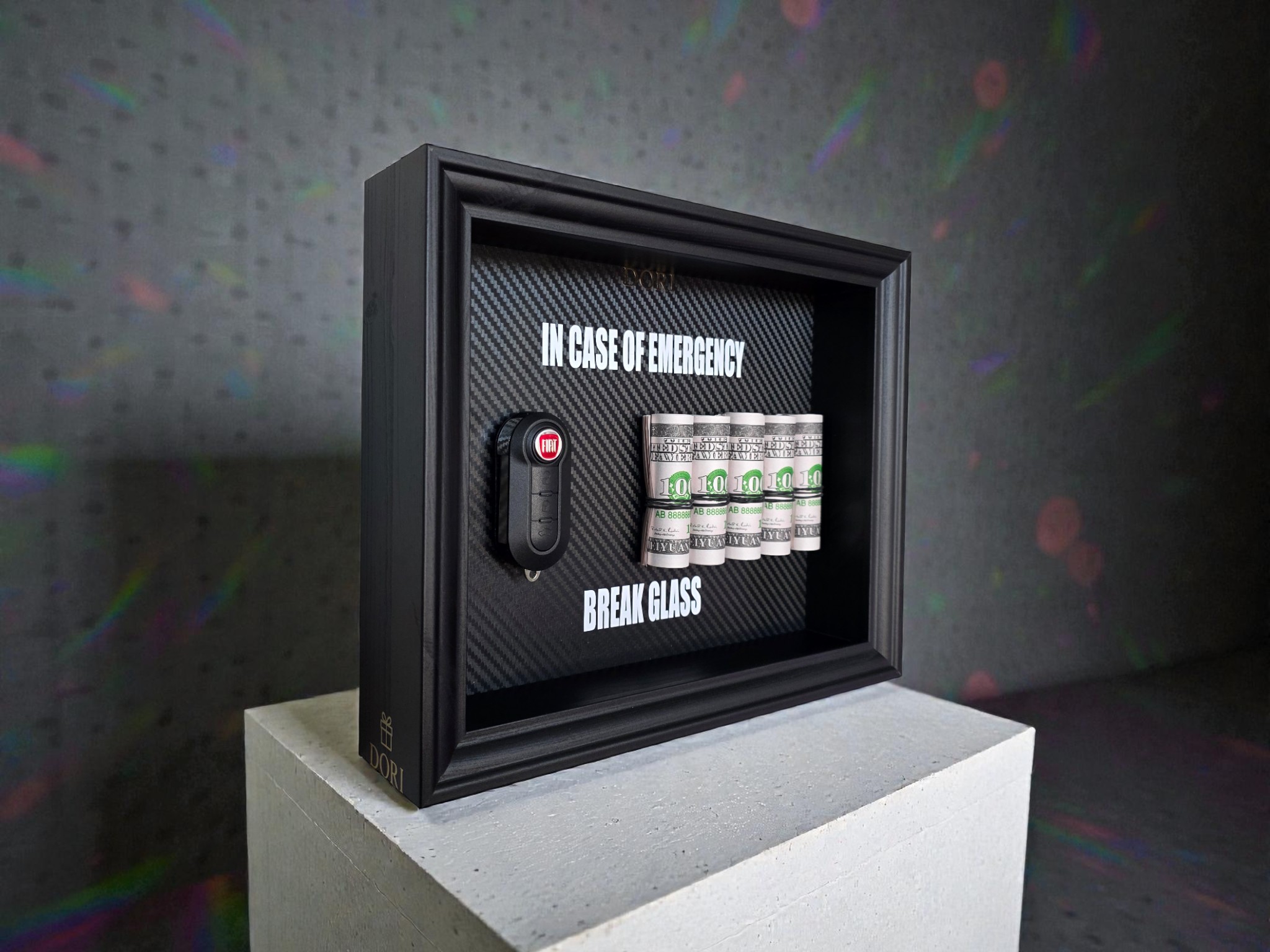 Fiat Abarth automobilio raktelis ir pinigai motyvaciniame paveiksle „Break Glass“ juodame rėme