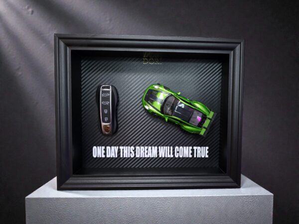 DORI motyvacinis paveikslas su Porsche rakteliu ir fraze One Day This Dream Will Come True