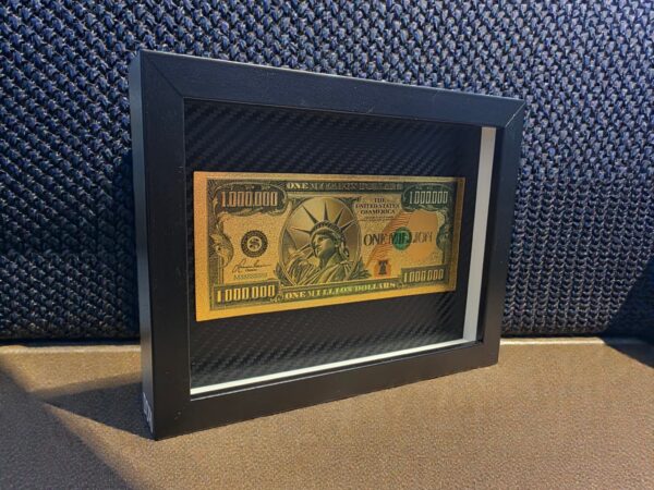 Auksinis ir žalias „One Million“ paveikslas juodame rėme