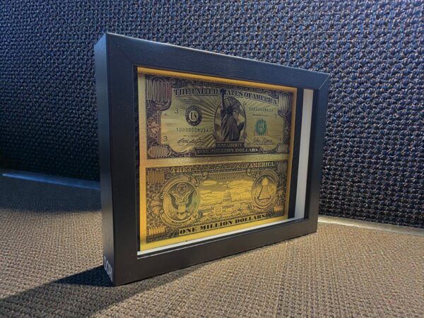 Auksinis „One Million Dollars“ paveikslas juodame rėme